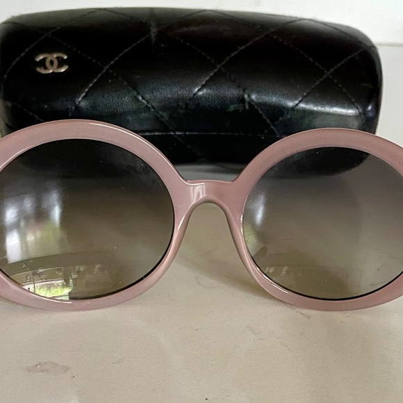 CHANEL Round/Oval Black and Pearl Pink Oversized Sunglasses with Case - Picture 5 of 7